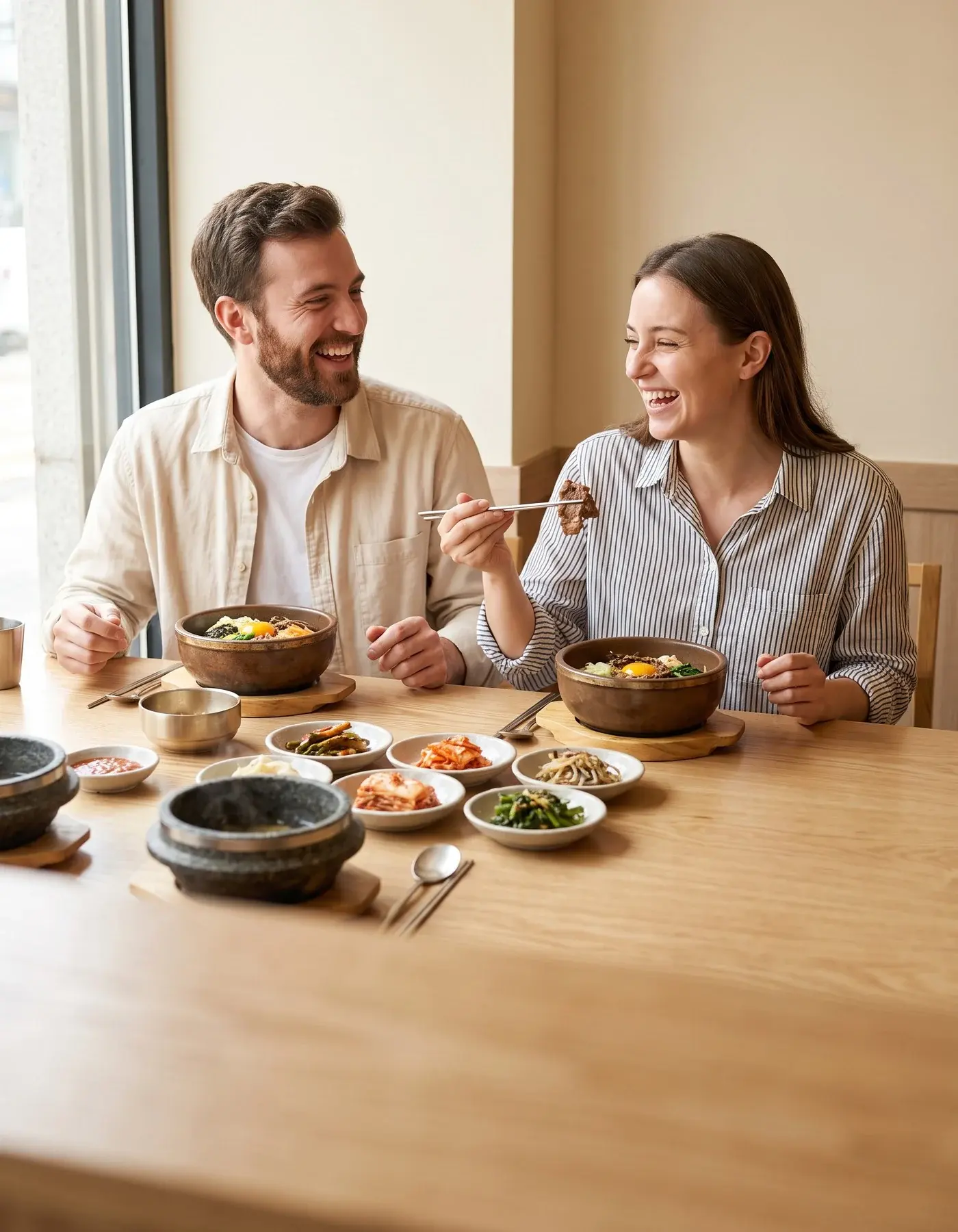 Hai du khách cùng dùng bữa ăn Hàn Quốc