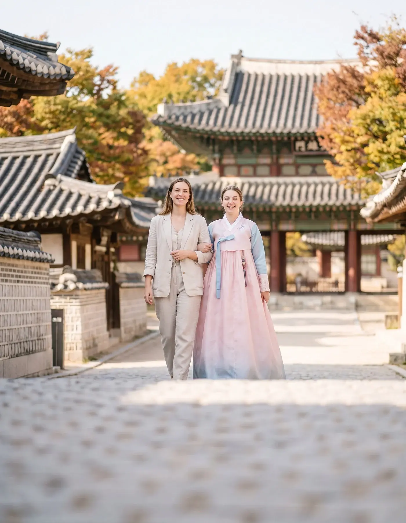 Du khách mặc hanbok đi dạo trong một làng hanok